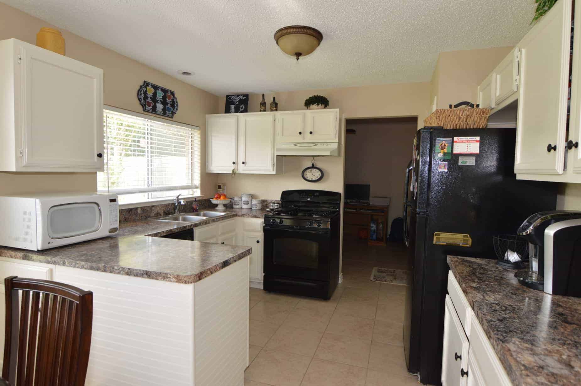 Kitchen of 12030 Yearling Dr, Houston, TX 77065